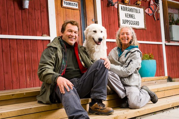 Anne ja Eero Juppi hoitolan portailla koiran kanssa
